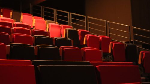 Fauteuils de la salle de spectacle.