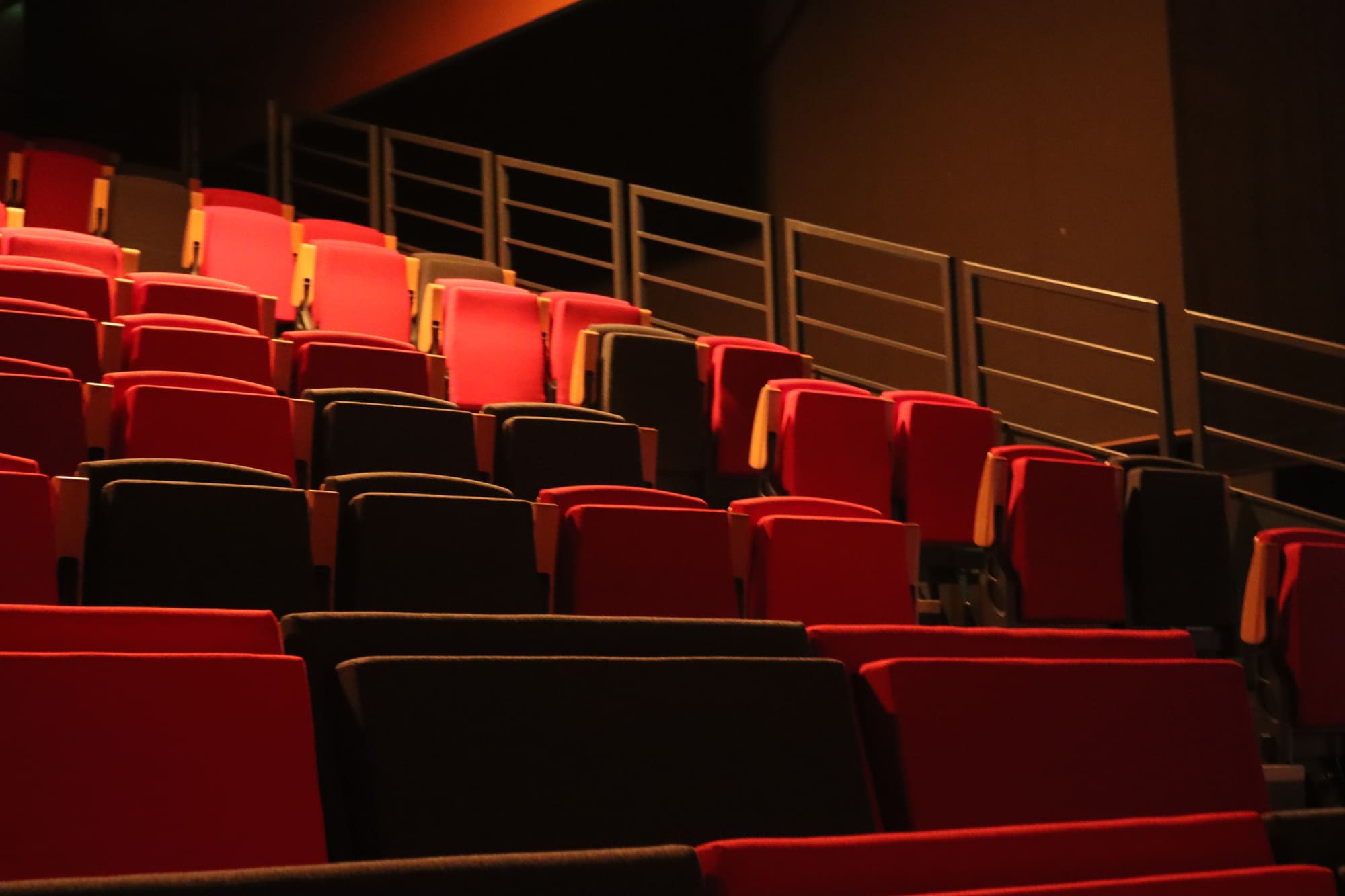Fauteuils de la salle de spectacle.