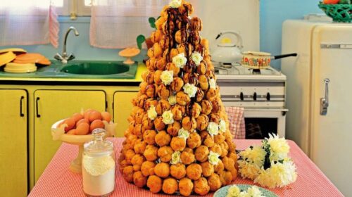 Pièce montée en fac-similés, au sein d'une réplique de cuisine en Formica.